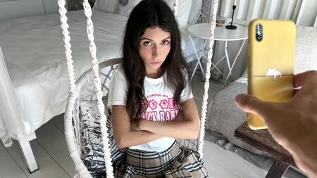 Üvey baba, üvey kızının porno filmlerde rol aldığını öğrenince şok oldu!