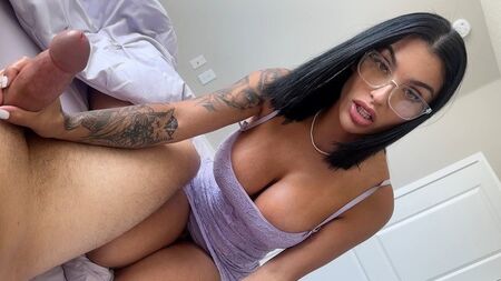 Seksi üvey anne kronik mastürbasyon sorununu çözüyor