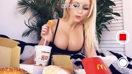 YesBabyLisa - McDonalds Yiyen Ateşli Seksi Büyük Göğüslü Kız - En İyi Fitness Instagram