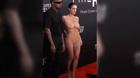 Çıplak Bianca Censori