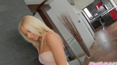 Beauty bir lastik üye ile kendini sikiyor