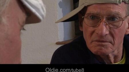 Genç kız arkadaşlar iki yaşlı insana hizmet etti