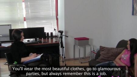 Dökümde bir vibratör ile lezbiyen seks