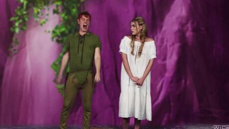 Peter Pan iki denizkızı emmek için veriyor