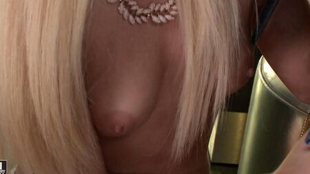 Candee Licious fucks, kulüp striptizinin sahibi ile