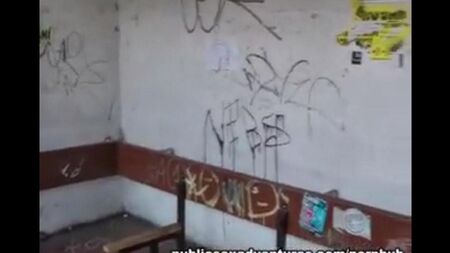 Kız halka açık yerlerde bir üyeyi emmez
