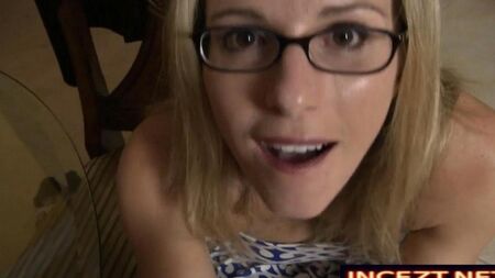 Anne oğluna bir oral seks yapar ve sperm yuttu
