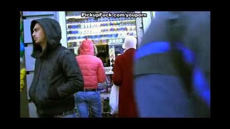 Sokakta sarışın, emretti