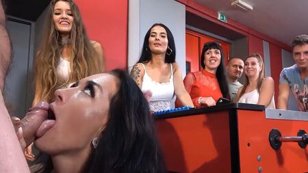 Peki, kızlar bugün hangisi beni bir delikle memnun edecek?