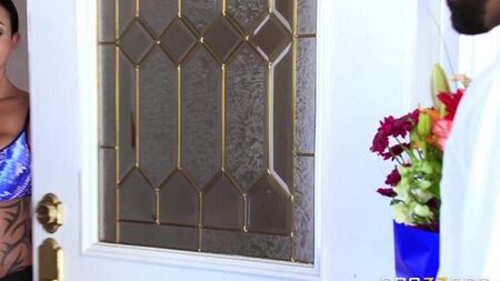 Silikon göğüslerle baştan çıkarıldı ve büyük bir siyah horoz istedi