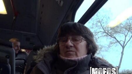 Doğrudan otobüste kızı kıçta becerdi