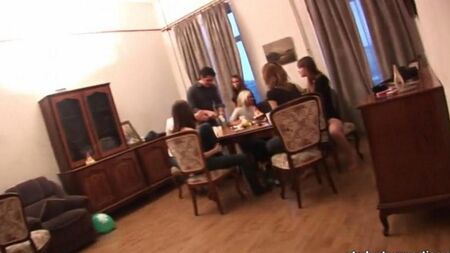 Rus öğrenciler bir partide bir gangbang düzenledi