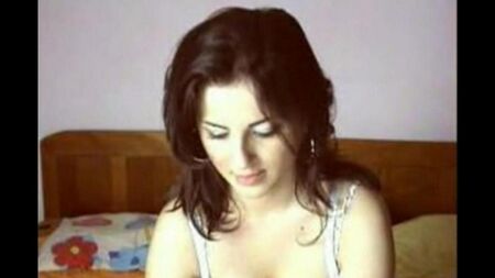 Romen güzelliği bir görüntülü sohbette müşteriye itiraz etti