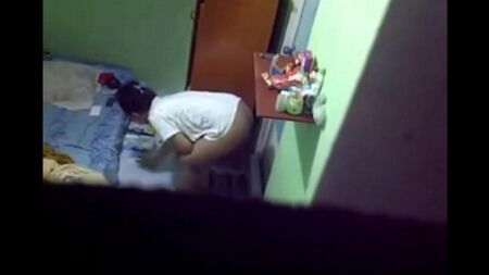 Hosteldeki kadın odasına monte edilmiş gizli kamera