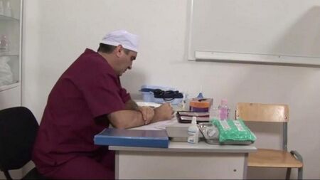 Doktor hastayı bir kedi ekstansörü ile yerleştirdi