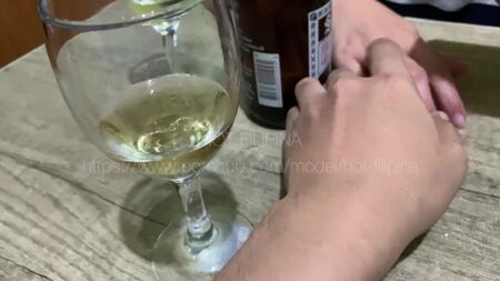 Yetişkin güzelliği biraz şarap içti ve seks istiyor
