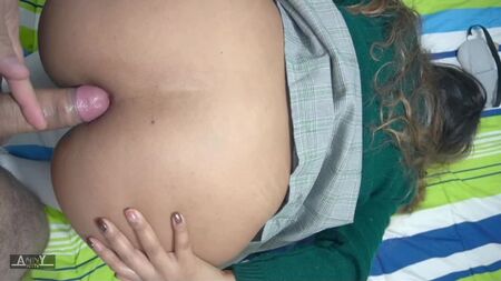 Sevimli bir kız öğrenci ilk kez acı verici anal seks deneyimini yaşıyor. Gerçek amatör seks
