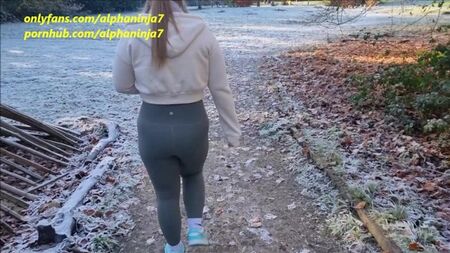 Sıkı pantolon içinde yetişkin kadın parkta ağızda fucks