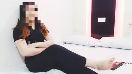 Kız yüzünü gizler ve ganimet için bir üyeye atlar