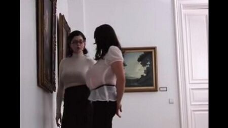 Müzede iki lezbiyenin büyük göğüsleri