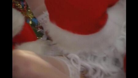 Noel Baba, bir Noel ağacının altında çoraplarda seksi bir kar kızlık fucked