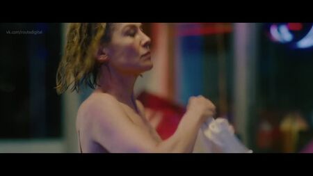 Rosamund Pike Çıplak (şeffaf) - I Care a Lot (2020) HD 1080p Çevrimiçi İzle / Rosamund Pike - Dolandırıcı