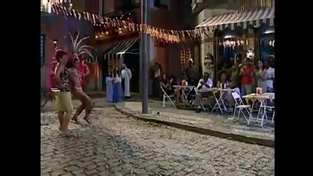 Juliana Paes karnaval için neredeyse çıplak!