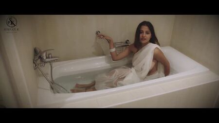 Simran Kaur - Küvette Duş Almak