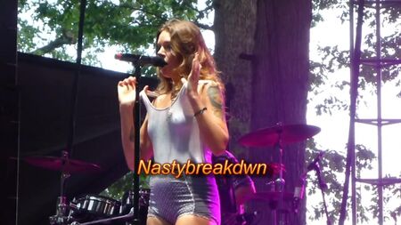 Tove Lo - Talking Body seyircilere göğüslerini gösteriyor (Sweetlife Festivali 2015)