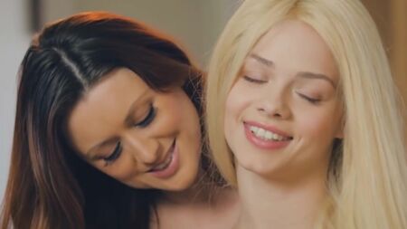 Seksi Genç ve Olgun Lezbiyenlerin Öpüşmesi