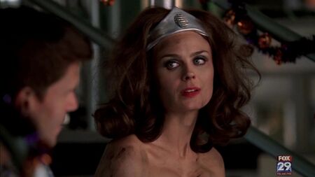 Emily Deschanel'in Seksi Hali - Bones (2007) 3. Sezon 5. Bölüm
