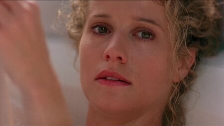 Nancy Travis Çıplak - Kader Radyoyu Açar (1995)
