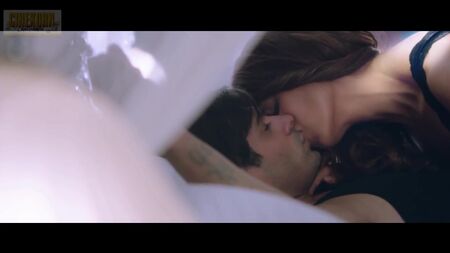 Seksi Bipasha Basu - Samimi Sahne - Yalnız (2015)