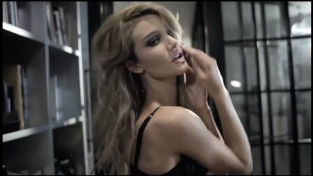 Rosie Huntington-Whiteley, Agent Provocateur iç çamaşırlarıyla (2008) eng