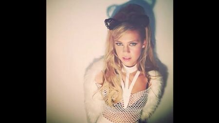 Nicola Peltz Mastürbasyon Yarışması