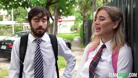 Öğrenciler buluştuklarında seks yapıyorlar. Blake Blossom ve Nade Nasty'nin yer aldığı porno video