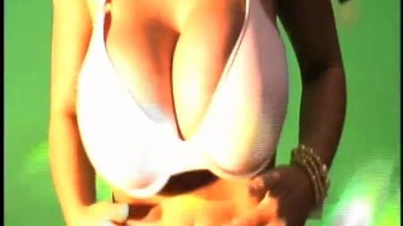 Denise Milani'nin Kalça Sallaması