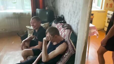 Oleg Mongol, Çılgın Paşa ve İrishka Chiki-Piki, denizci usulü makarna hazırlıyor