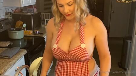 Chelsea Wilde, mutfakta akşam yemeği hazırlayan ev hanımı, büyük göğüslü hizmetçi