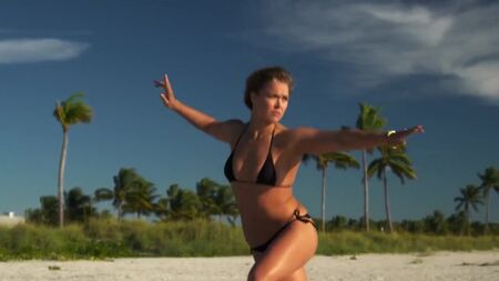 Ronda Rousey'nin Seksi Görüntüleri - Çekim Arasındaki Kareler, SI Swimsuit 2015