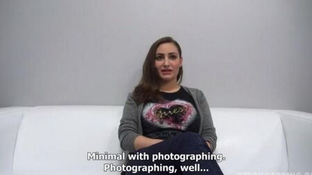Busty genç kız hareket etmek istemedi