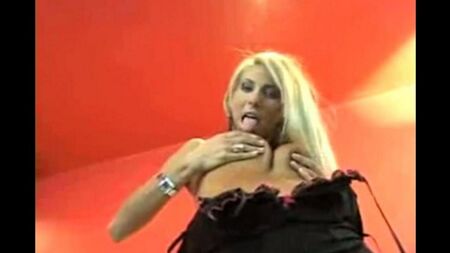 Sıcak sarışın dans striptiz