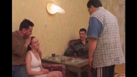 Arkadaşlarla sarhoş bir amca bir yeğenle ensest yapar