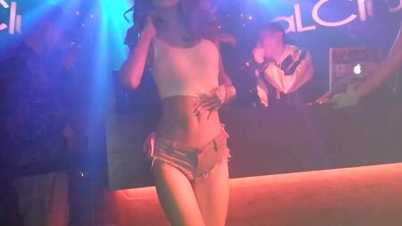 Japon Seksi Kızın Kot Pantolonlu Asya Twerk Dansı