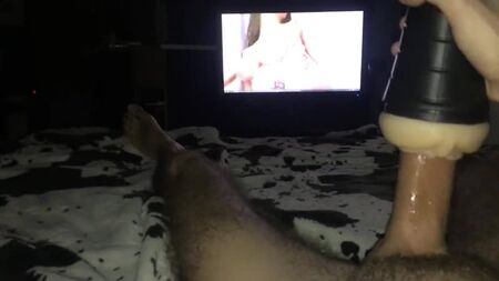 Mastürbatörle porno izlerken mastürbasyon yapıyor
