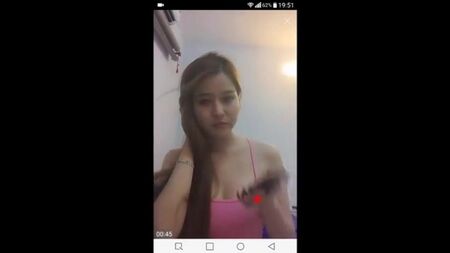 Vietnamlı bir kadın göğüslerini sıkıyor ve kamera önünde sergiliyor