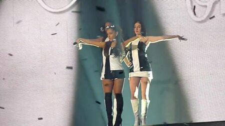 Ariana Grande – Problem (Chicago, 10 Şubat 2015)