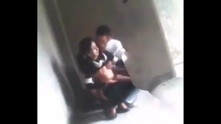 Hintli Seksi Liseli Kızın İlk Çılgın Deneyimi