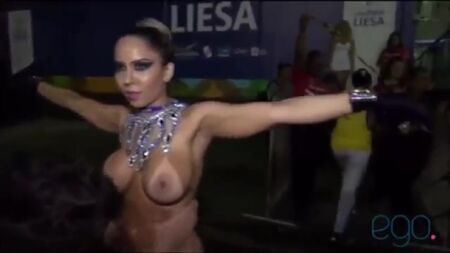 Carnaval Mulher Melão, göğüsleri açık bir şekilde geçit töreni yapıyor; Güzel ve Muhteşem | Brazilian Girls braziliangirls