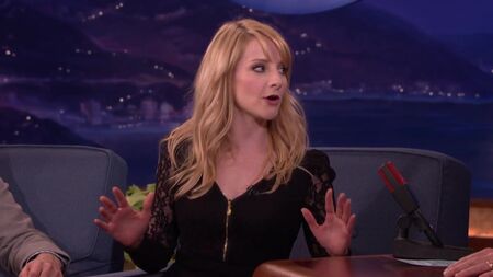 Melissa Rauch, çıplak vücut dublörünün kıyafetlerini seçmekten büyük keyif aldı - Conan O’Brien’ın şovu